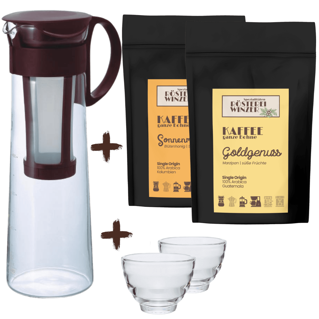 Kanne und Gläser und Kaffee