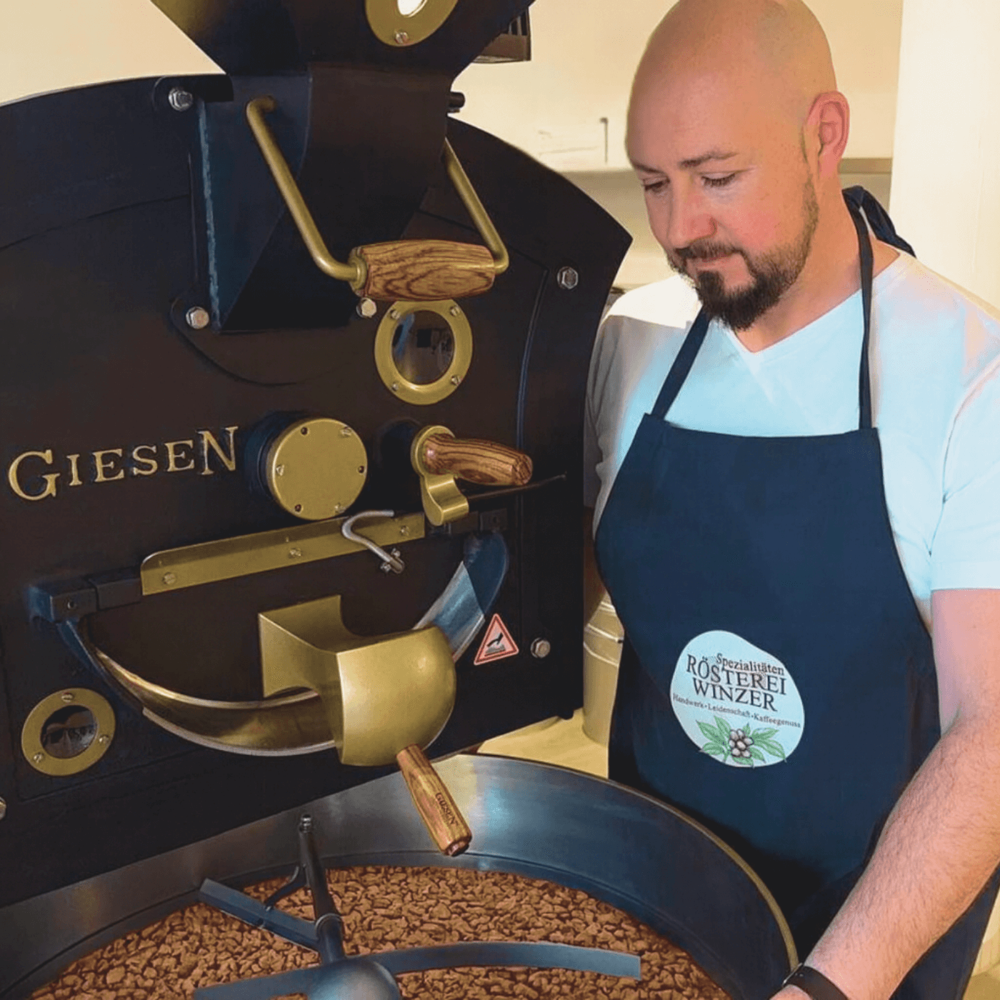 Röstmeister Benjamin Winzer bei der Arbeit